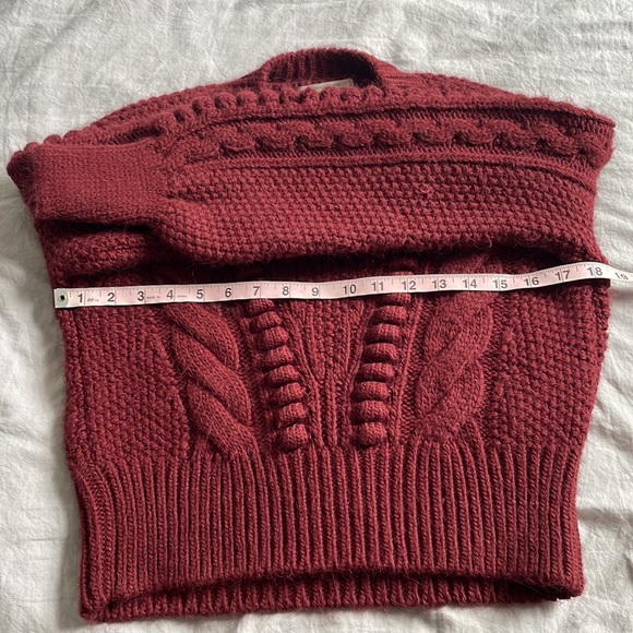 Cropped Cable Knit Sweater - Picture 3 of 9